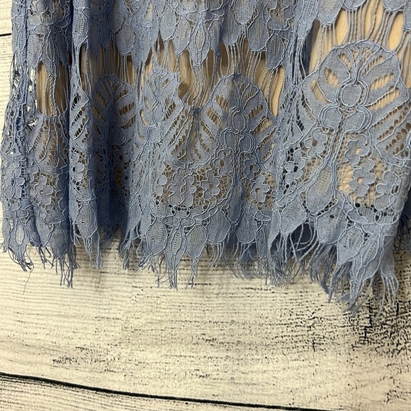 NWT blue lace shoulder top - Picture 4 of 4
